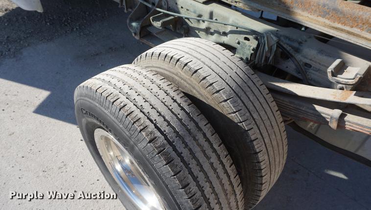 image for item DF1697 2002 Ford F350 Super Duty Crew Cab flat dump bed pickup truck