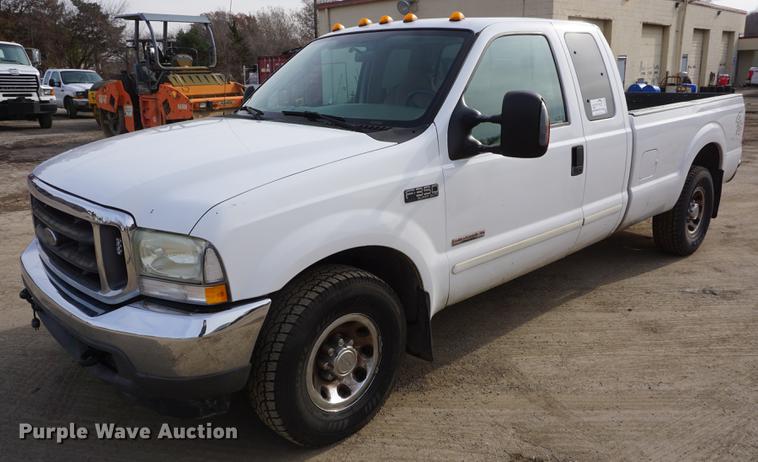 image for item DF1707 2003 Ford F350 Super Duty SuperCab pickup truck