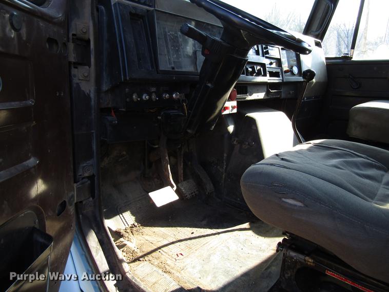 image for item DF3899 1990 International 4900 dump truck