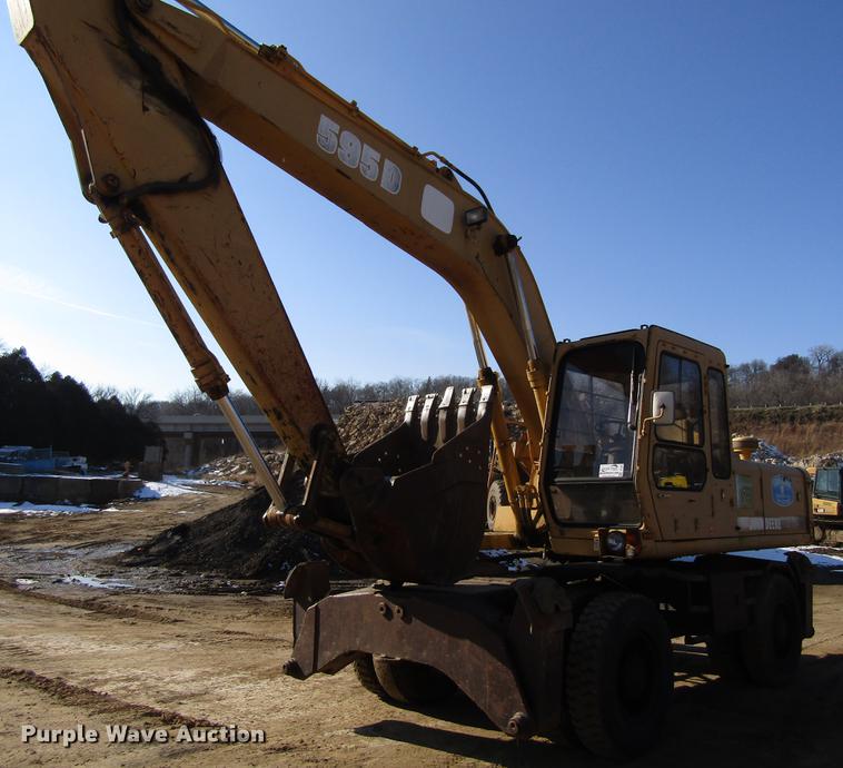 image for item DF3901 1993 John Deere 595D rubber tire excavator