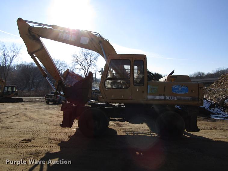 image for item DF3901 1993 John Deere 595D rubber tire excavator
