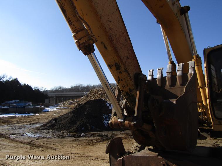 image for item DF3901 1993 John Deere 595D rubber tire excavator