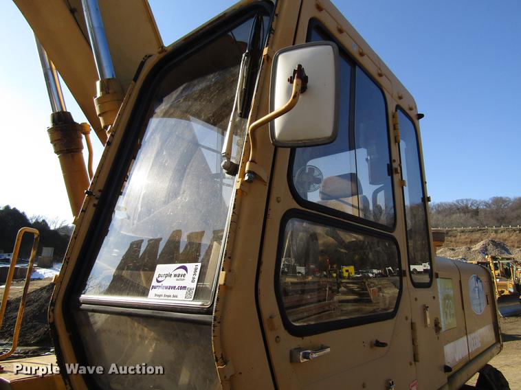 image for item DF3901 1993 John Deere 595D rubber tire excavator