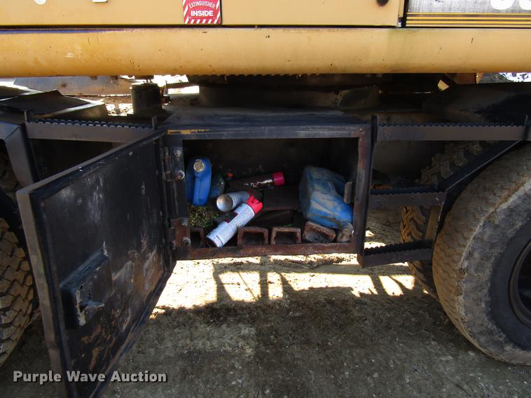 image for item DF3901 1993 John Deere 595D rubber tire excavator