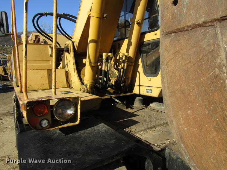 image for item DF3901 1993 John Deere 595D rubber tire excavator