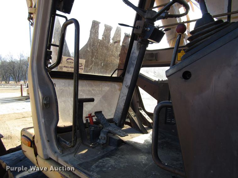 image for item DF3901 1993 John Deere 595D rubber tire excavator