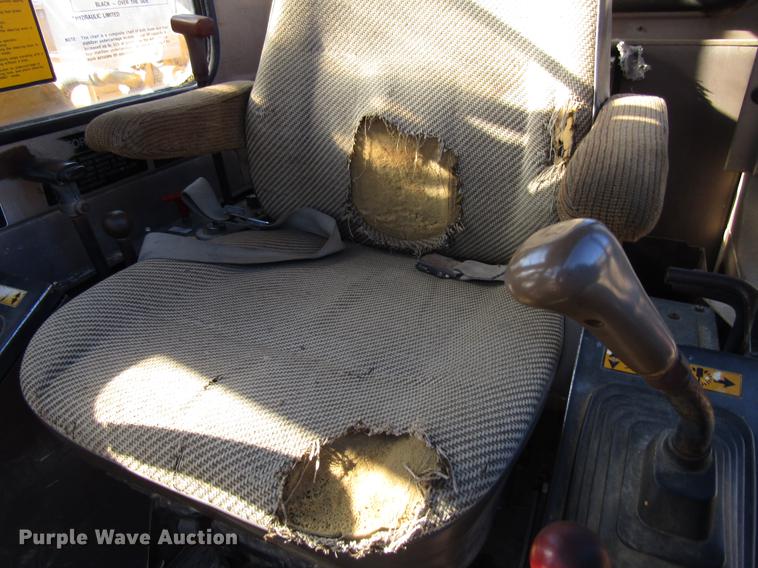 image for item DF3901 1993 John Deere 595D rubber tire excavator