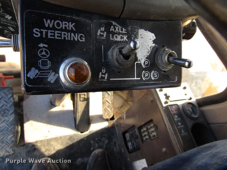 image for item DF3901 1993 John Deere 595D rubber tire excavator