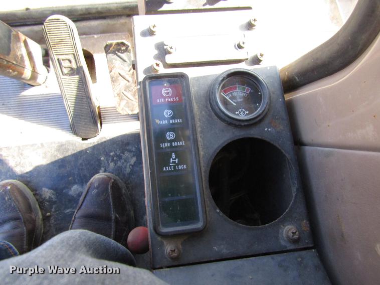 image for item DF3901 1993 John Deere 595D rubber tire excavator