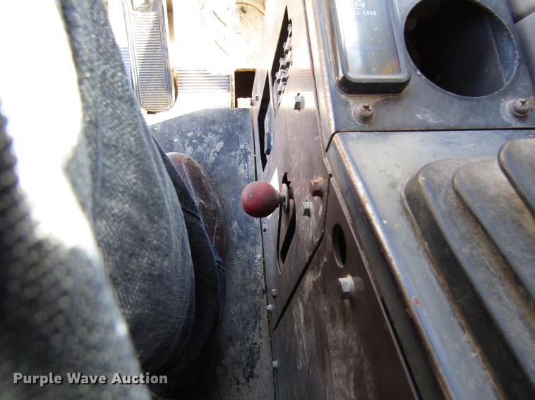 image for item DF3901 1993 John Deere 595D rubber tire excavator