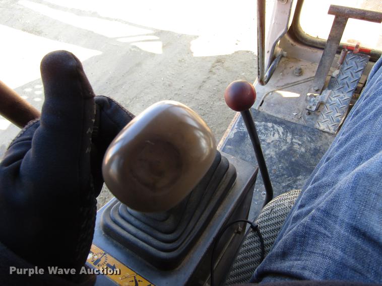 image for item DF3901 1993 John Deere 595D rubber tire excavator