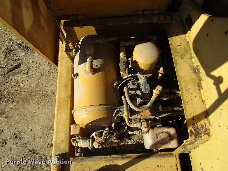 image for item DF3901 1993 John Deere 595D rubber tire excavator