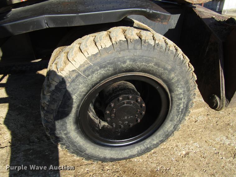 image for item DF3901 1993 John Deere 595D rubber tire excavator