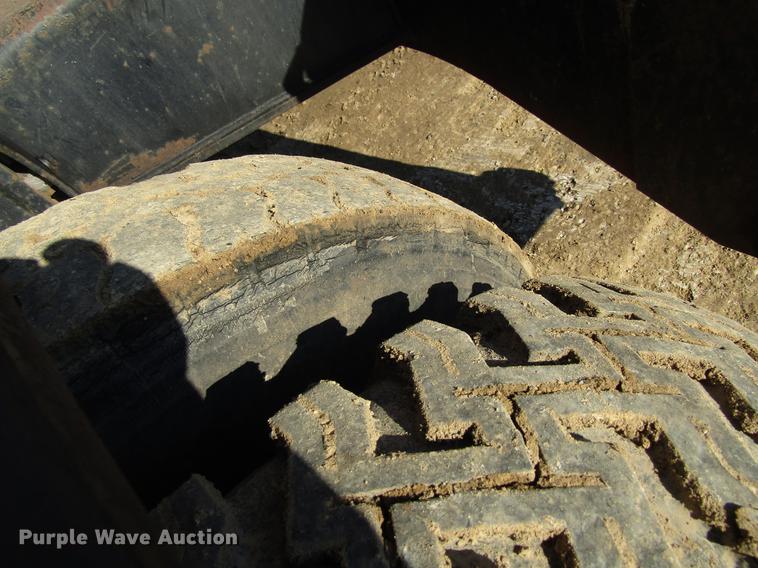 image for item DF3901 1993 John Deere 595D rubber tire excavator