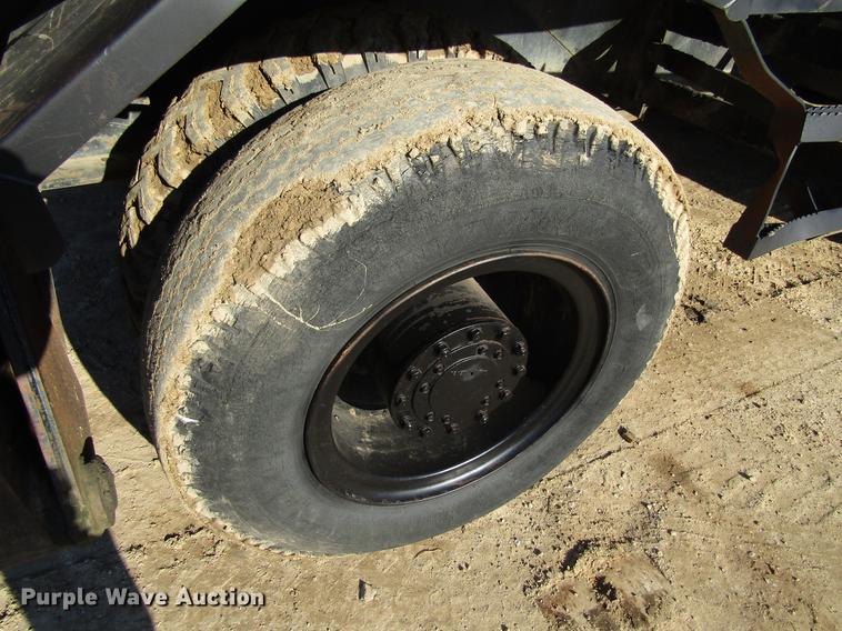 image for item DF3901 1993 John Deere 595D rubber tire excavator