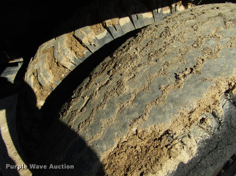 image for item DF3901 1993 John Deere 595D rubber tire excavator