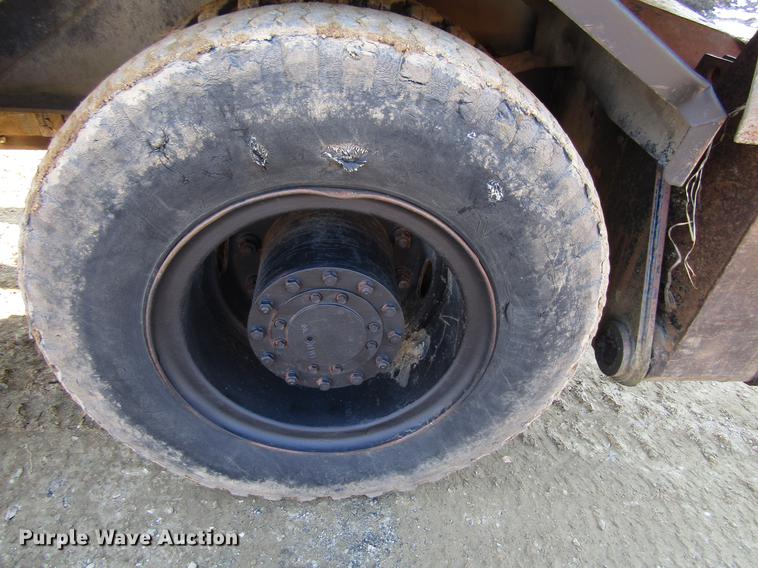 image for item DF3901 1993 John Deere 595D rubber tire excavator