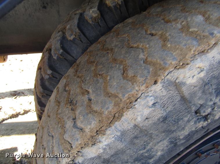 image for item DF3901 1993 John Deere 595D rubber tire excavator