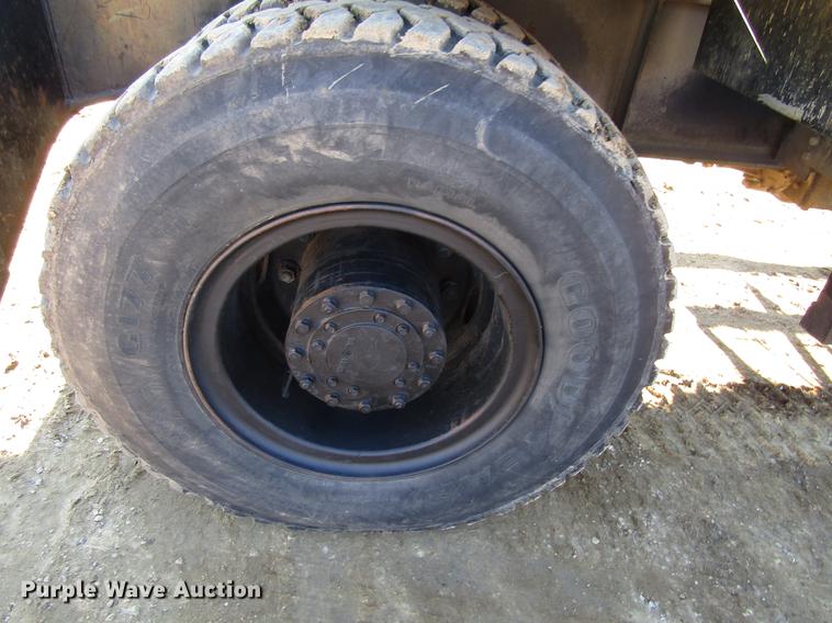 image for item DF3901 1993 John Deere 595D rubber tire excavator
