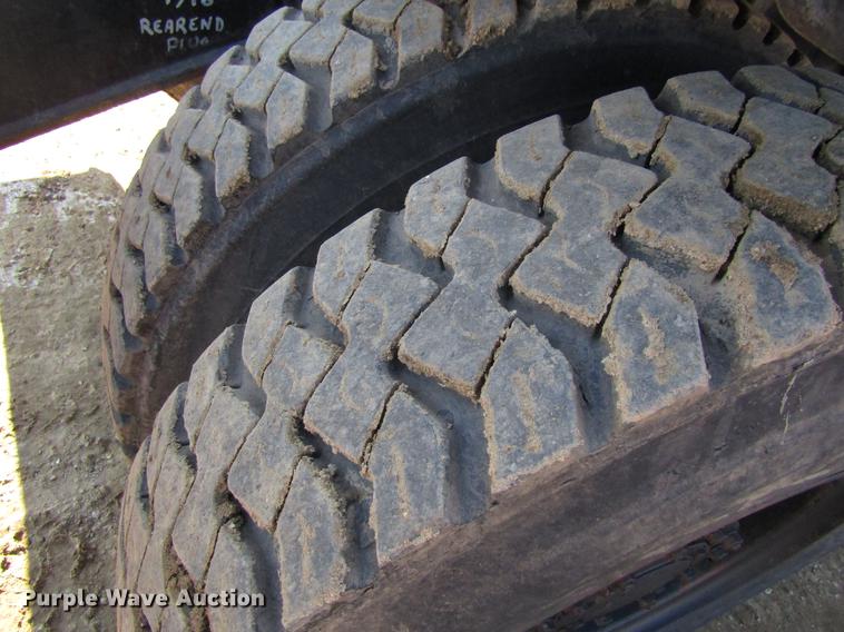 image for item DF3901 1993 John Deere 595D rubber tire excavator