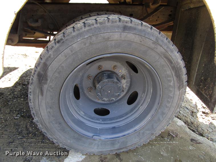 image for item DF3902 2004 Ford F550 Super Duty Crew Cab utility truck