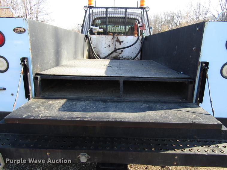 image for item DF3903 2004 GMC C4500 utility truck