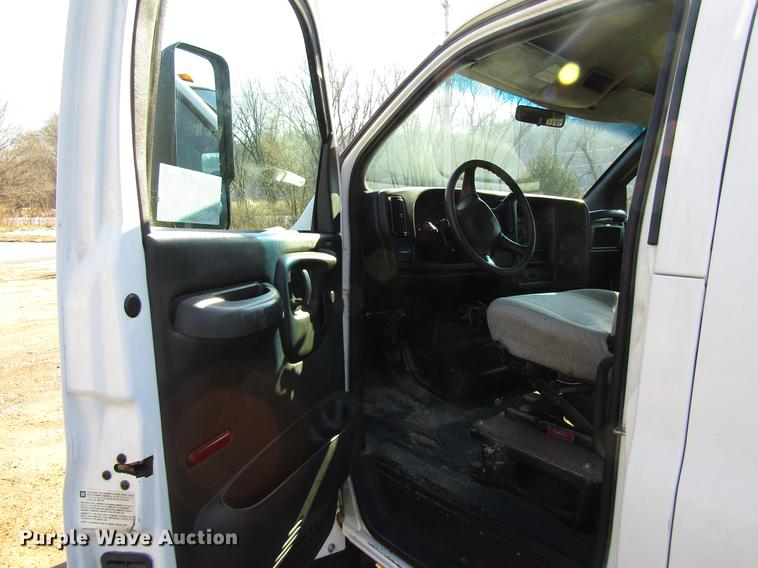 image for item DF3903 2004 GMC C4500 utility truck