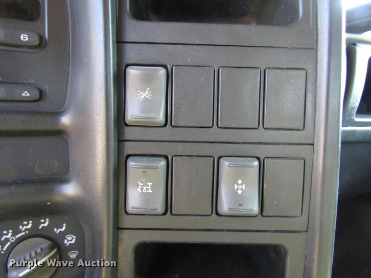 image for item DF3903 2004 GMC C4500 utility truck