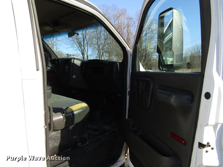 image for item DF3903 2004 GMC C4500 utility truck