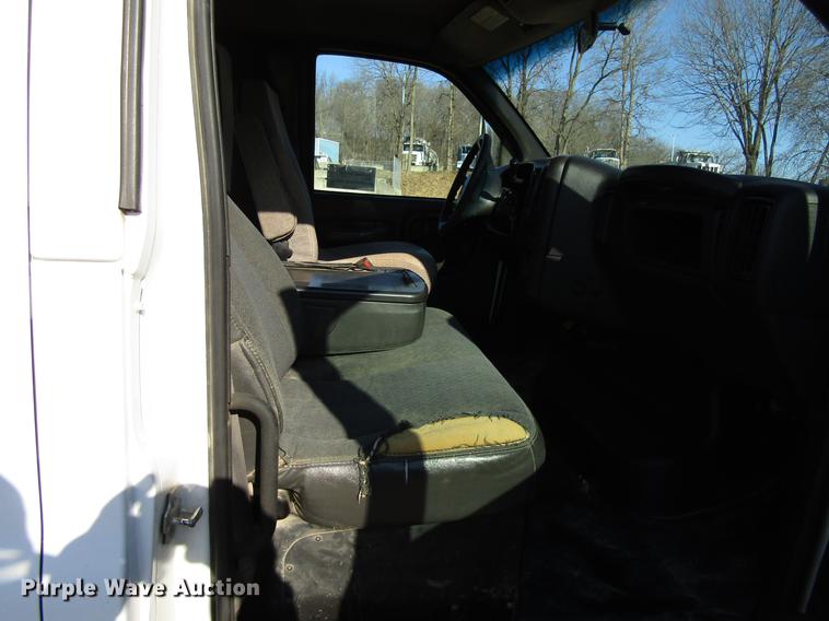 image for item DF3903 2004 GMC C4500 utility truck