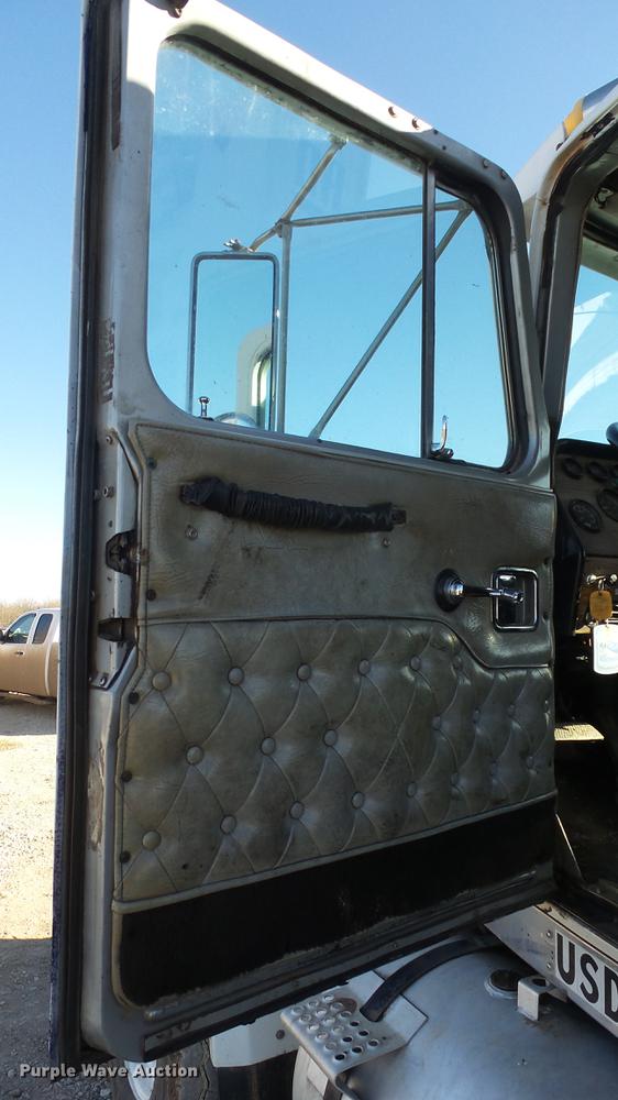 image for item DG2840 1985 Western Star 4900 crane truck