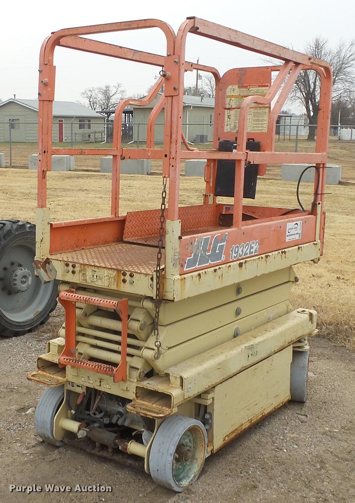 JLG 1932E2 scissor lift in Wichita, KS Item DG2848 sold Purple Wave