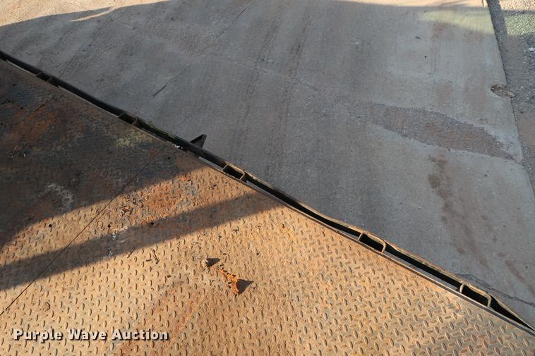 image for item DG3251 2005 Ford F750 Crew Cab flatbed truck