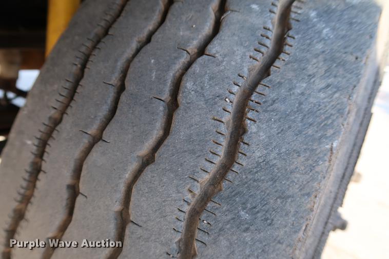 image for item DG3251 2005 Ford F750 Crew Cab flatbed truck