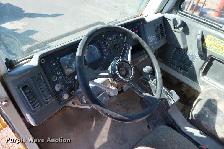 image for item DG3252 1996 Caterpillar 773D haul truck