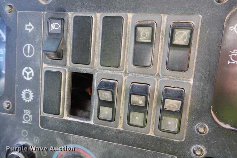 image for item DG3253 1999 Caterpillar 773D haul truck