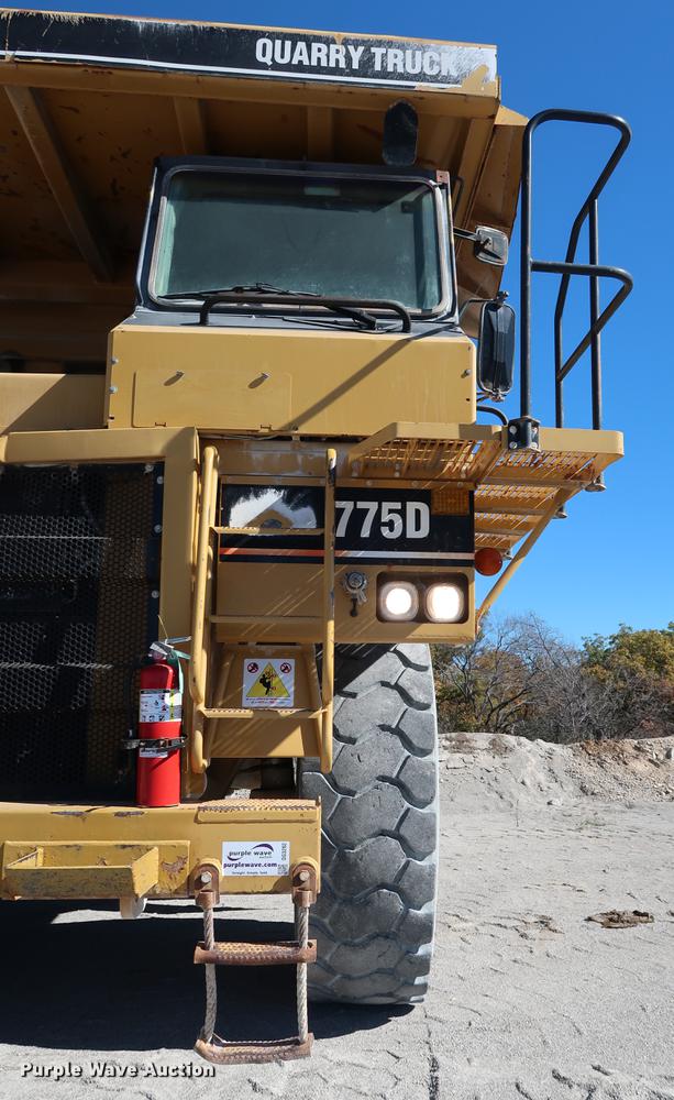 image for item DG3262 2000 Caterpillar 775D haul truck