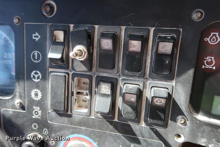 image for item DG3262 2000 Caterpillar 775D haul truck