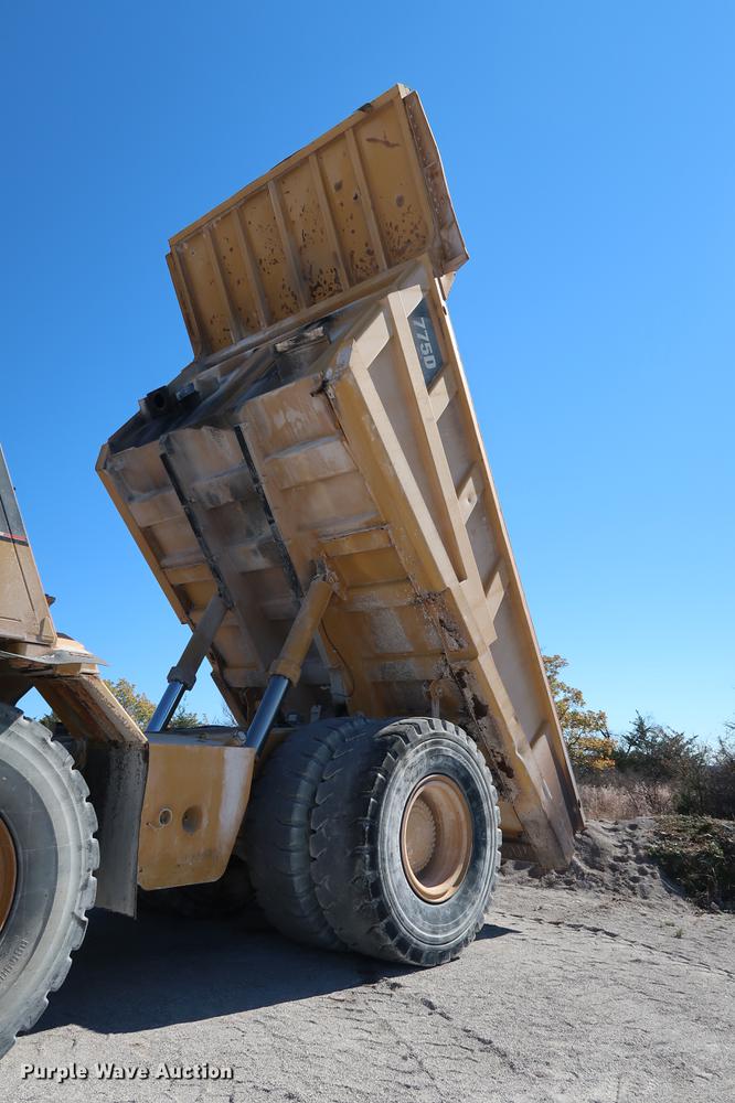 image for item DG3262 2000 Caterpillar 775D haul truck