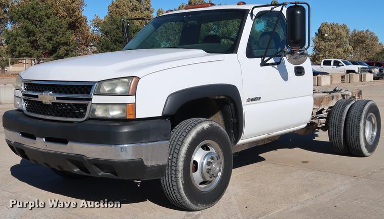 image for item DG3276 2007 Chevrolet Silverado 3500HD pickup truck cab and chassis