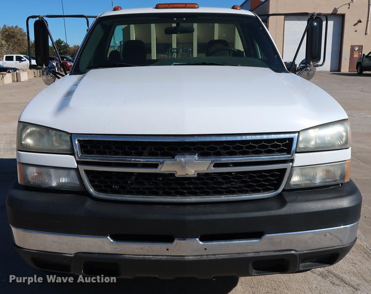 image for item DG3276 2007 Chevrolet Silverado 3500HD pickup truck cab and chassis