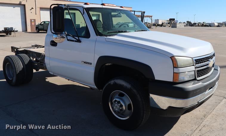 image for item DG3276 2007 Chevrolet Silverado 3500HD pickup truck cab and chassis
