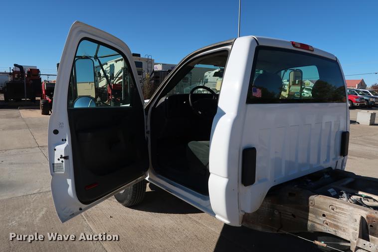 image for item DG3276 2007 Chevrolet Silverado 3500HD pickup truck cab and chassis