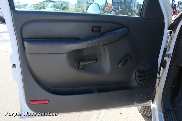 image for item DG3276 2007 Chevrolet Silverado 3500HD pickup truck cab and chassis