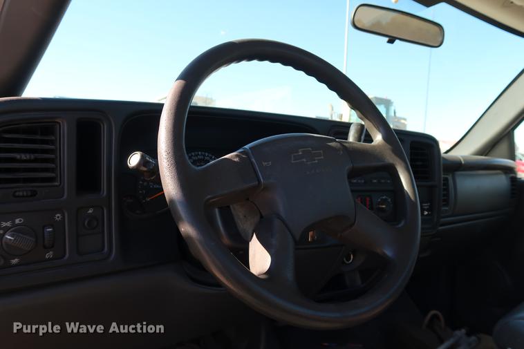 image for item DG3276 2007 Chevrolet Silverado 3500HD pickup truck cab and chassis