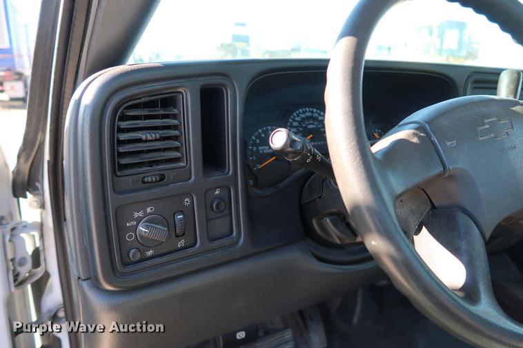 image for item DG3276 2007 Chevrolet Silverado 3500HD pickup truck cab and chassis