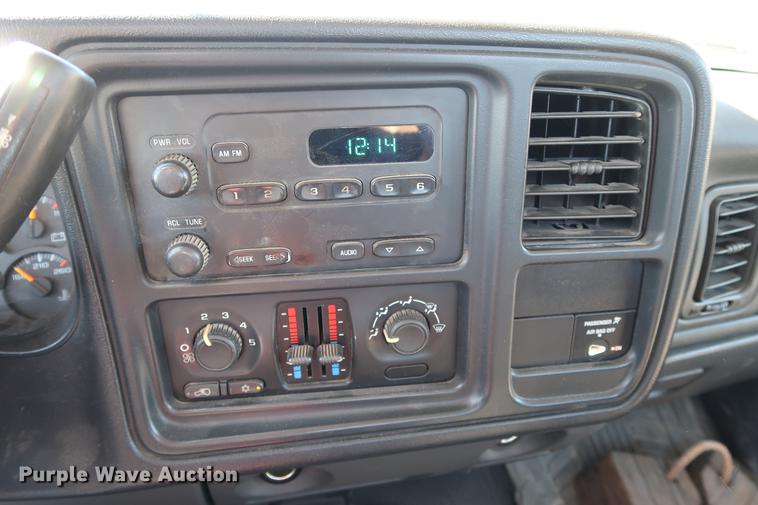 image for item DG3276 2007 Chevrolet Silverado 3500HD pickup truck cab and chassis