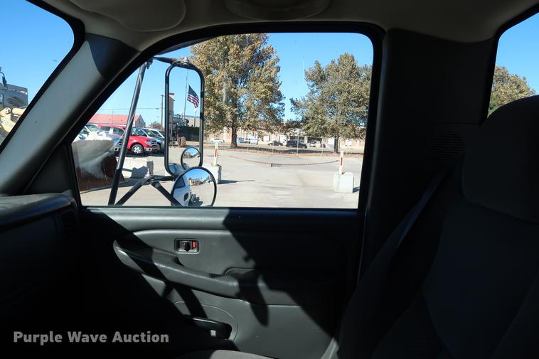 image for item DG3276 2007 Chevrolet Silverado 3500HD pickup truck cab and chassis