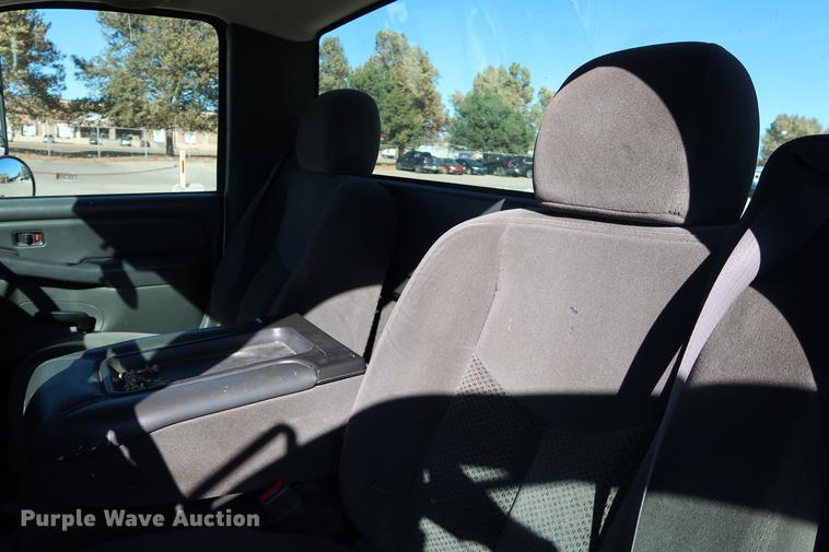 image for item DG3276 2007 Chevrolet Silverado 3500HD pickup truck cab and chassis