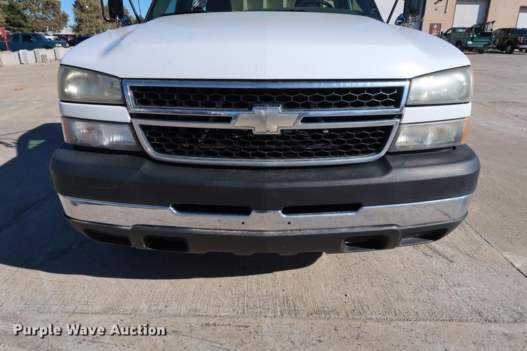 image for item DG3276 2007 Chevrolet Silverado 3500HD pickup truck cab and chassis